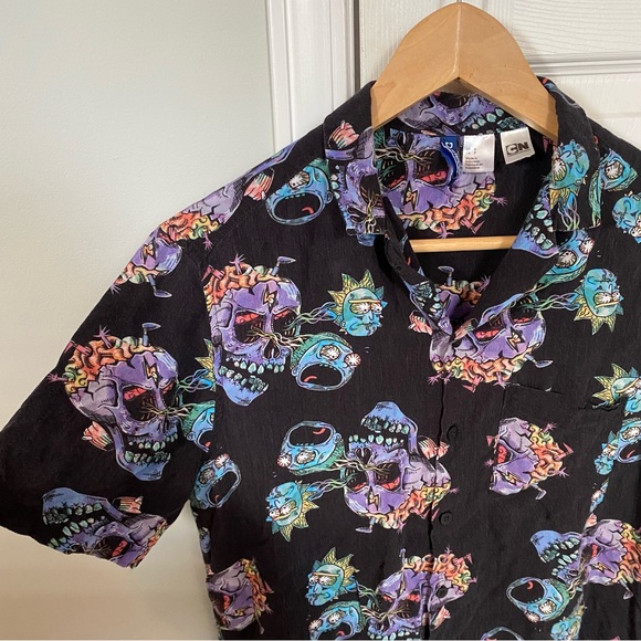 H&M Divided Men’s Rick and Morty Patterned Shirt - Picture 4 of 5
